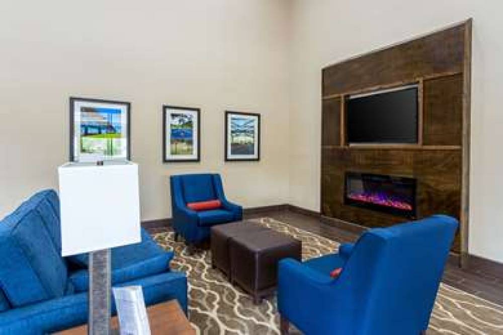 COMFORT INN AND SUITES AIRPORT 6