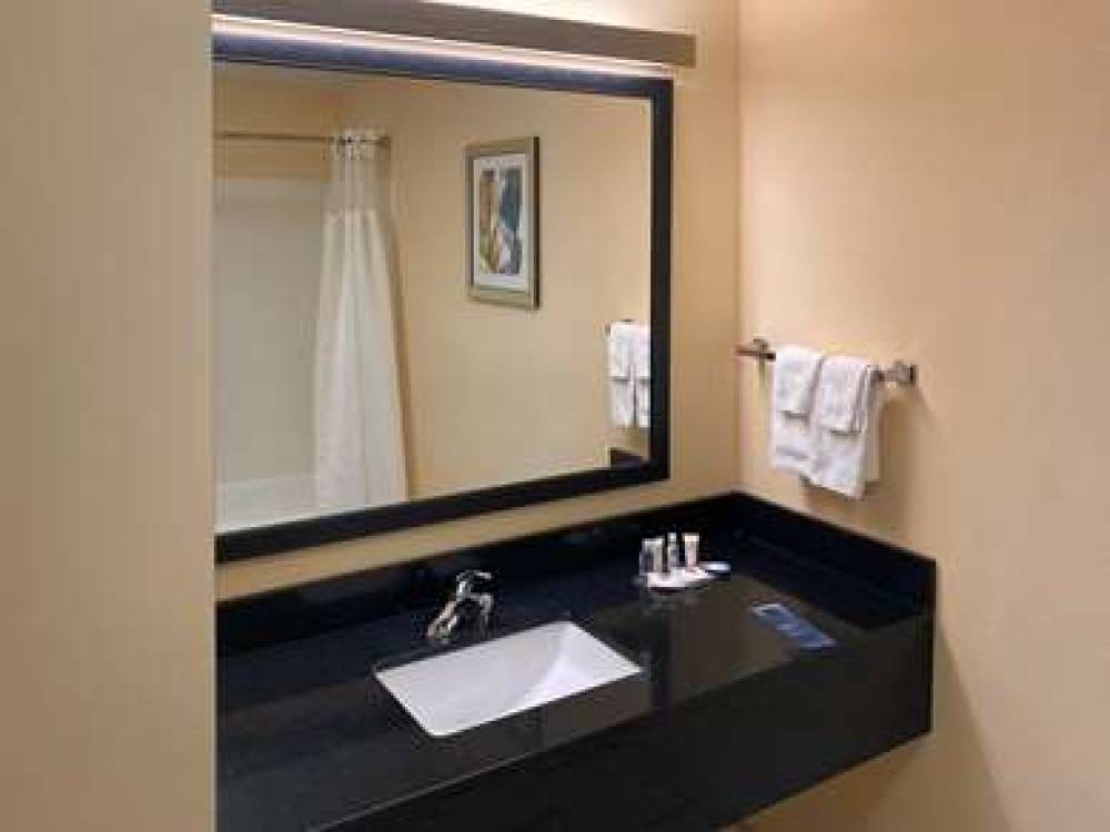 COMFORT INN AND SUITES ANKENY - DES 9