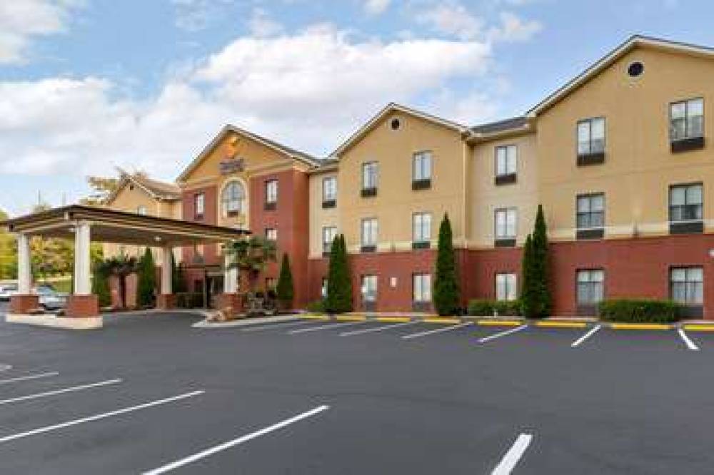 COMFORT INN AND SUITES 1