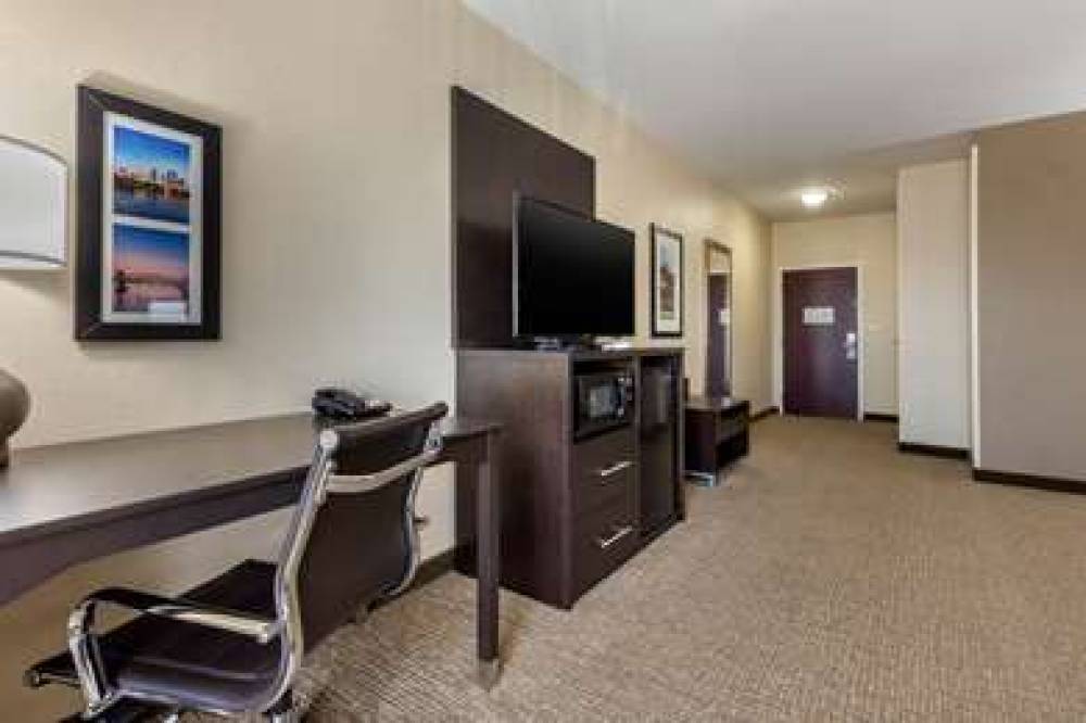 Comfort Inn And Suites 10