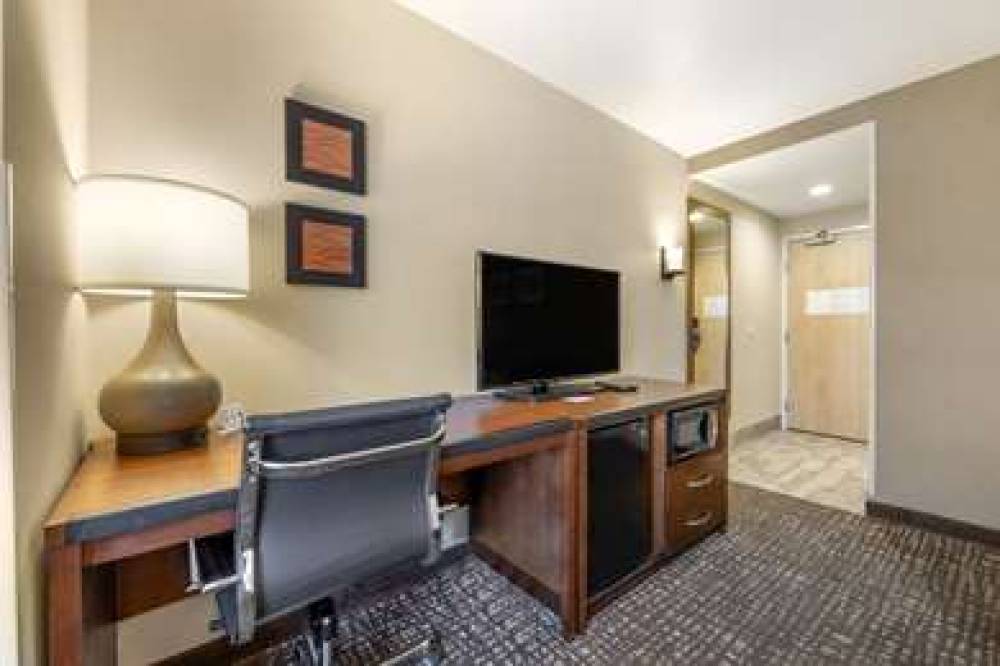 Comfort Inn And Suites 6