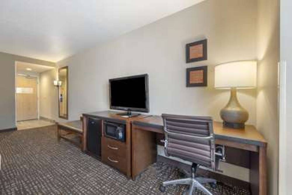 Comfort Inn And Suites 10