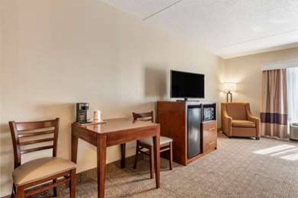 Comfort Inn And Suites 10