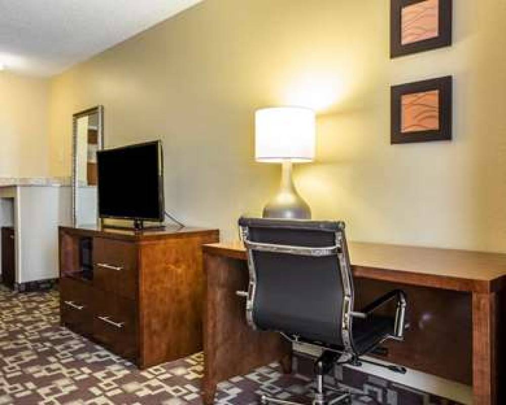 Comfort Inn And Suites 9