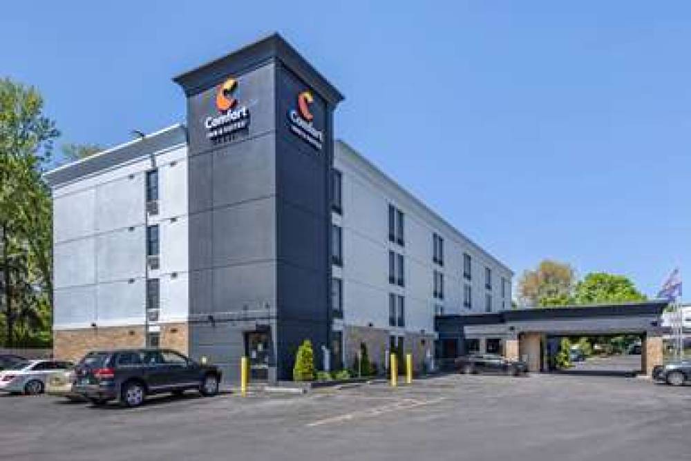 COMFORT INN AND SUITES 1