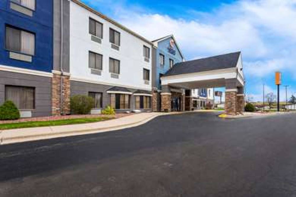 COMFORT INN AND SUITES 4