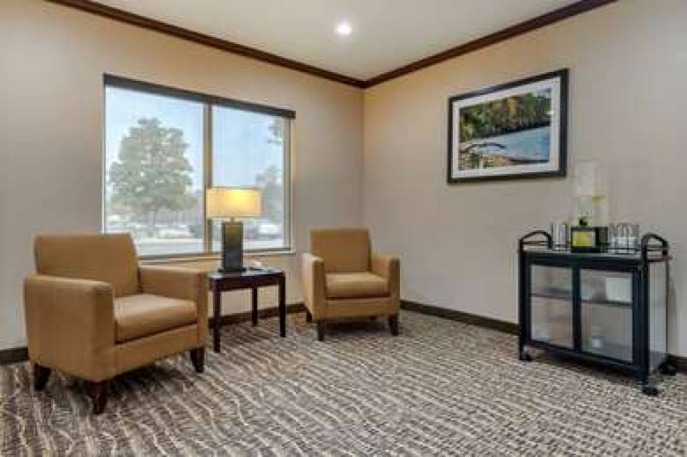 Comfort Inn And Suites 8