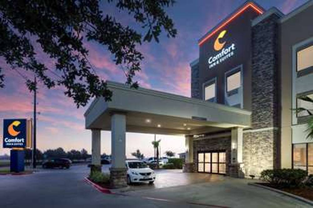 COMFORT INN AND SUITES 4