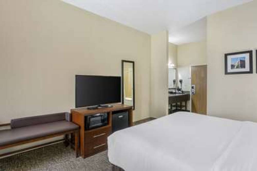 COMFORT INN AND SUITES 8