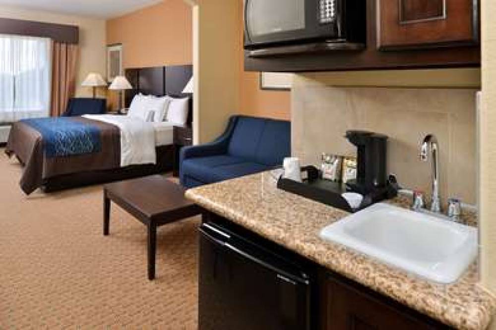 COMFORT INN AND SUITES 5