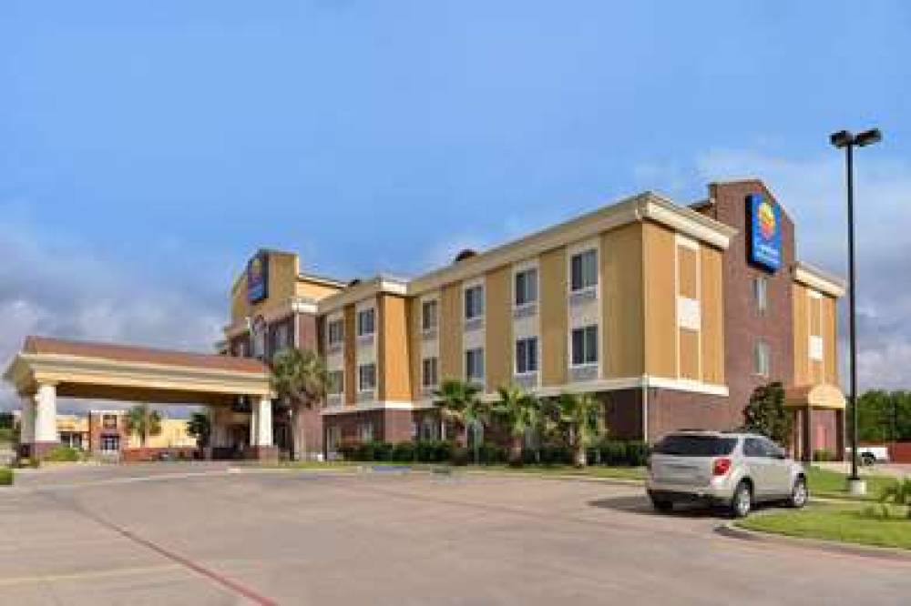 COMFORT INN AND SUITES 1