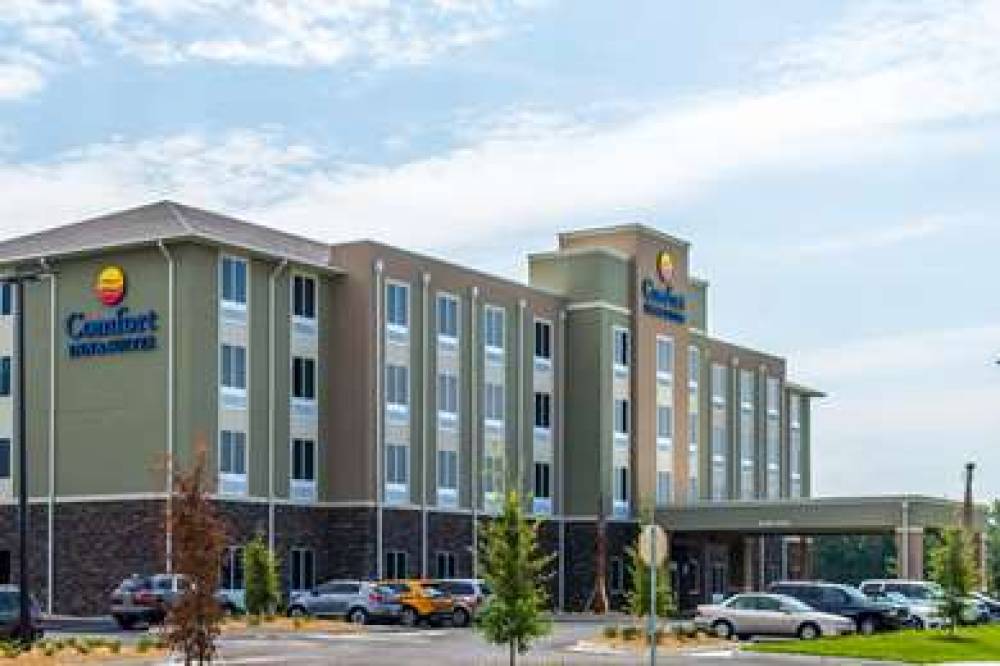 COMFORT INN AND SUITES 1