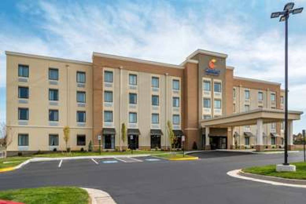 COMFORT INN AND SUITES 1