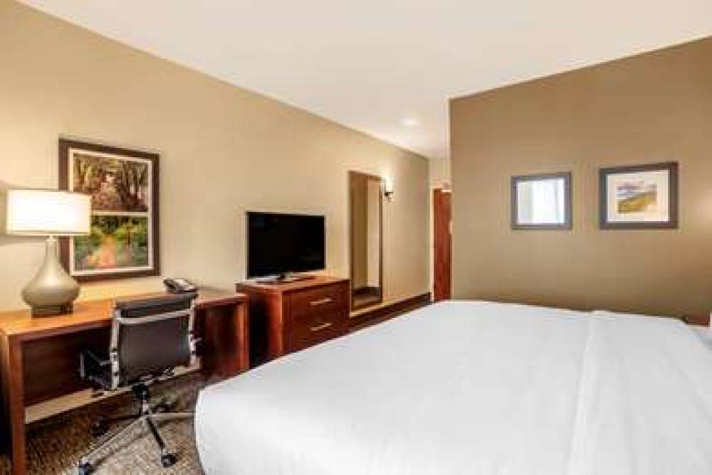 COMFORT INN AND SUITES 6