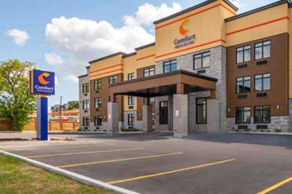 COMFORT INN AND SUITES 1