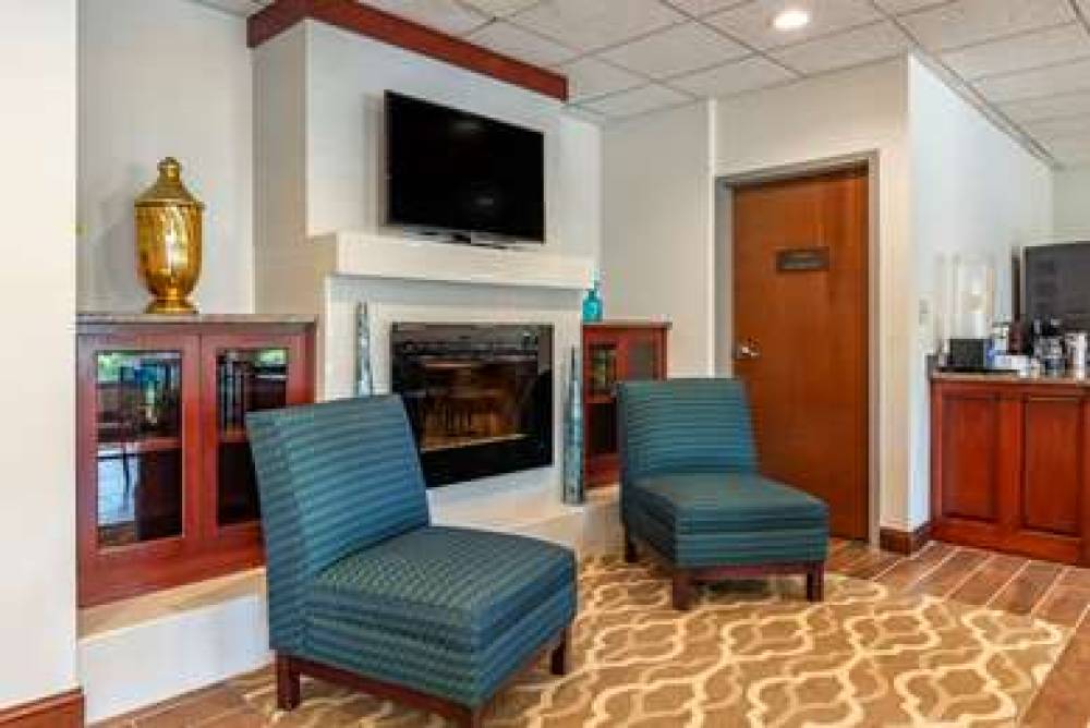 COMFORT INN AND SUITES DAHLONEGA UN 5