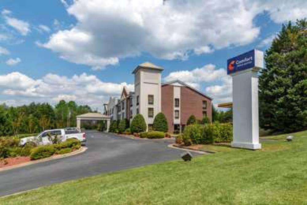 COMFORT INN AND SUITES DAHLONEGA UN 1