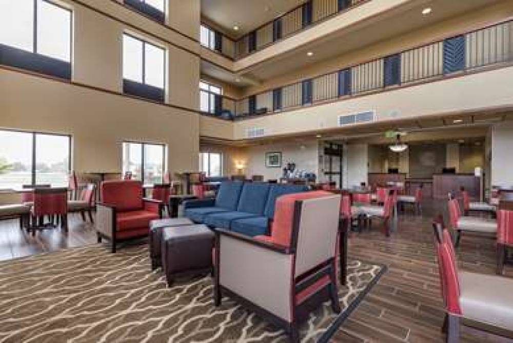 COMFORT INN AND SUITES GOODLAND 4