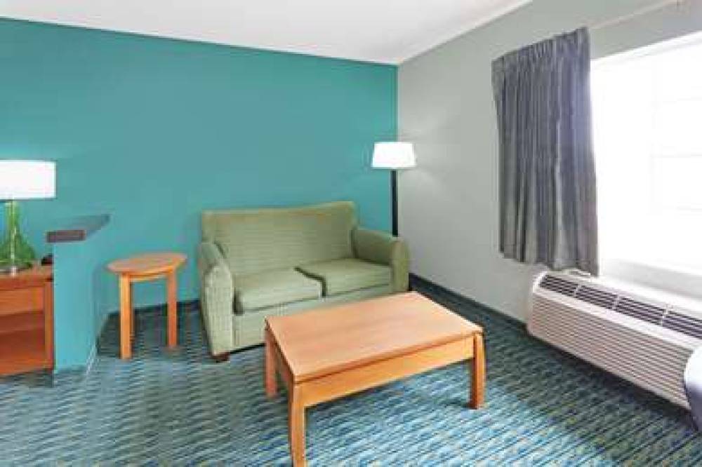 COMFORT INN AND SUITES LOUISVILLE A 10