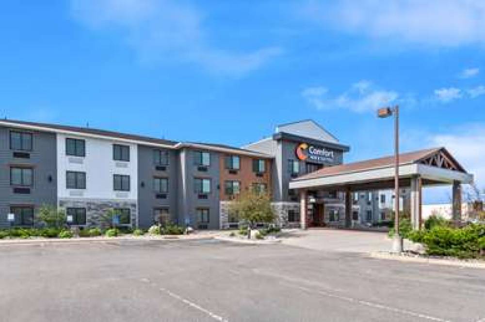 COMFORT INN AND SUITES MOUNTAIN IRO 1