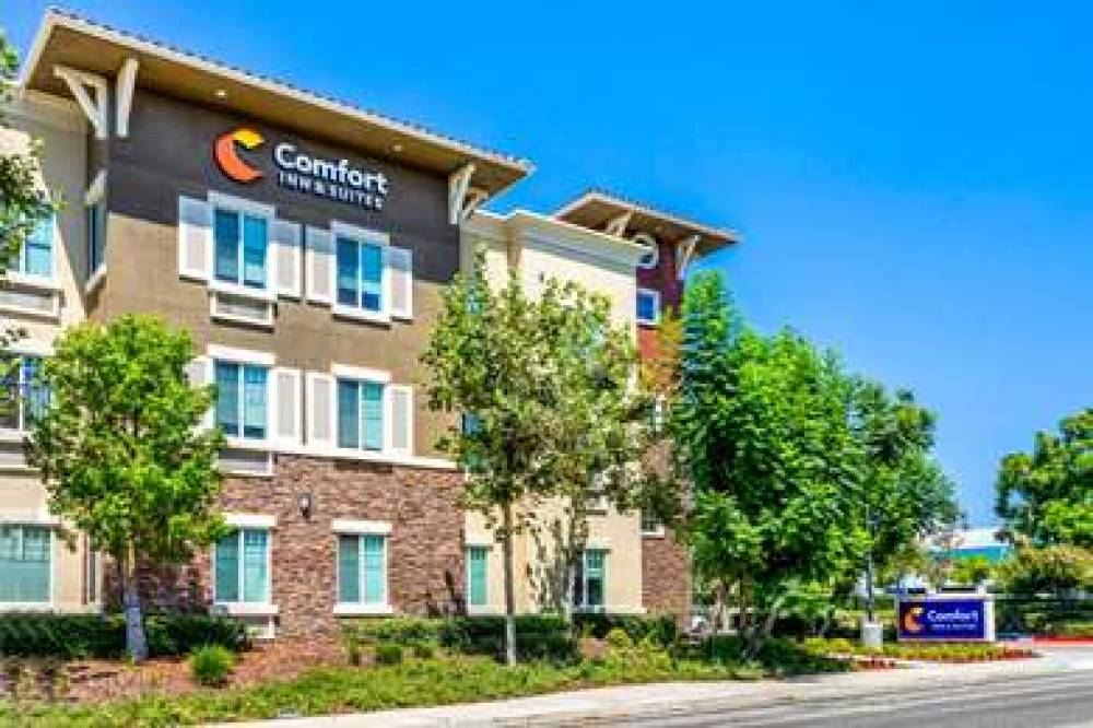 COMFORT INN AND SUITES NEAR ONTARIO 1