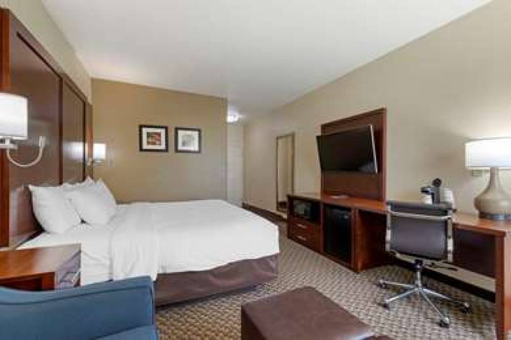 COMFORT INN AND SUITES NEAR SIX FLA 9