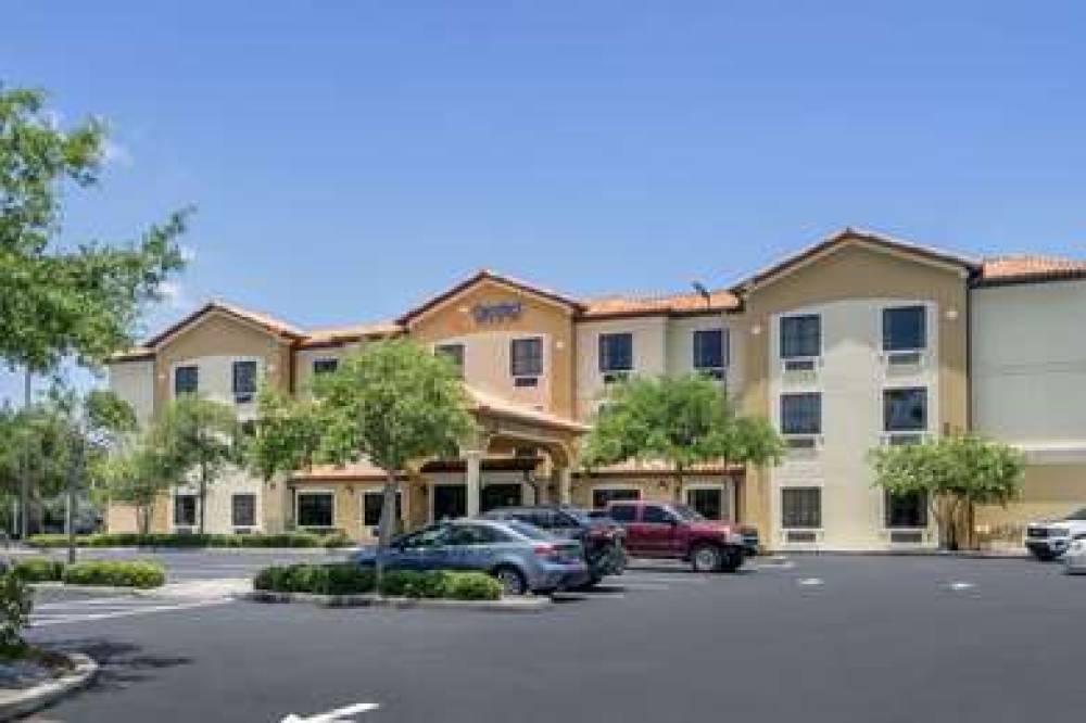 Comfort Inn And Suites Northeast - Gateway 1