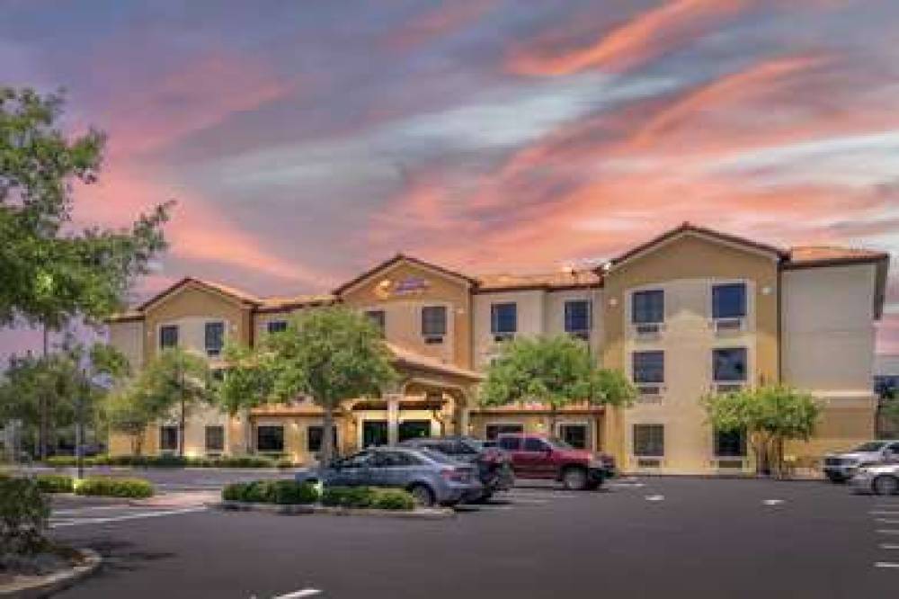 Comfort Inn And Suites Northeast - Gateway 3