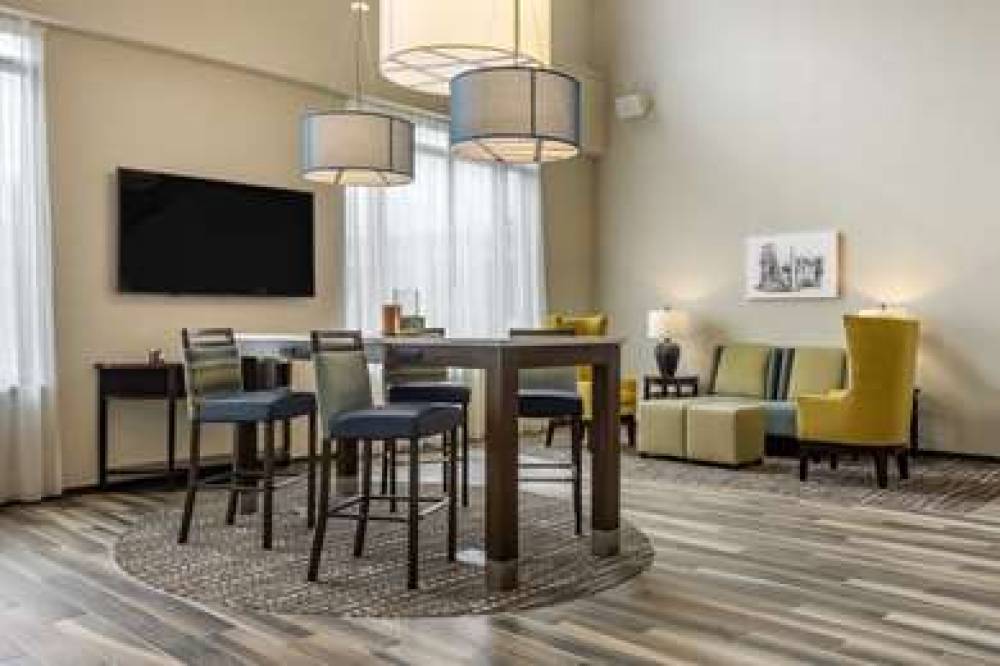 COMFORT INN AND SUITES PITTSBURGH-N 6