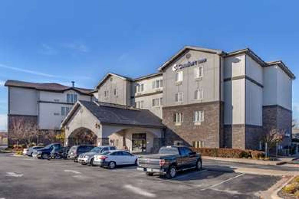 COMFORT INN BENTONVILLE - CRYSTAL B 2