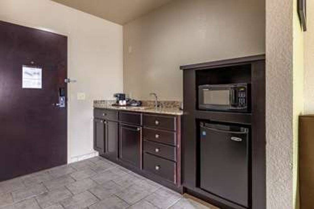 COMFORT INN BENTONVILLE - CRYSTAL B 8