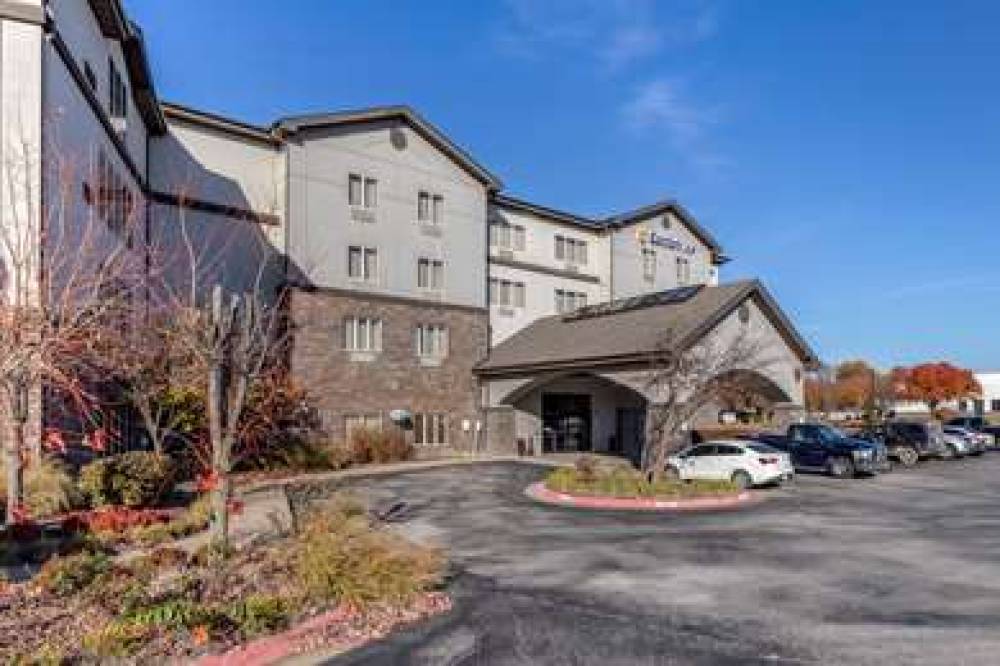 COMFORT INN BENTONVILLE - CRYSTAL B 3