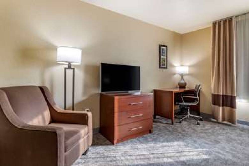 COMFORT INN BENTONVILLE - CRYSTAL B 9