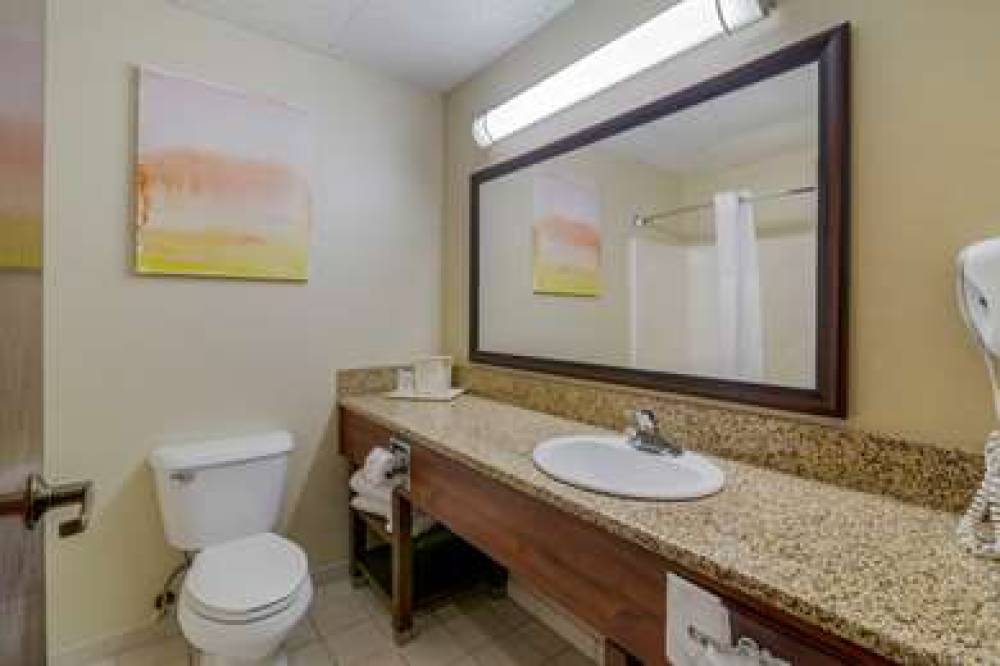 COMFORT INN BISMARCK 8