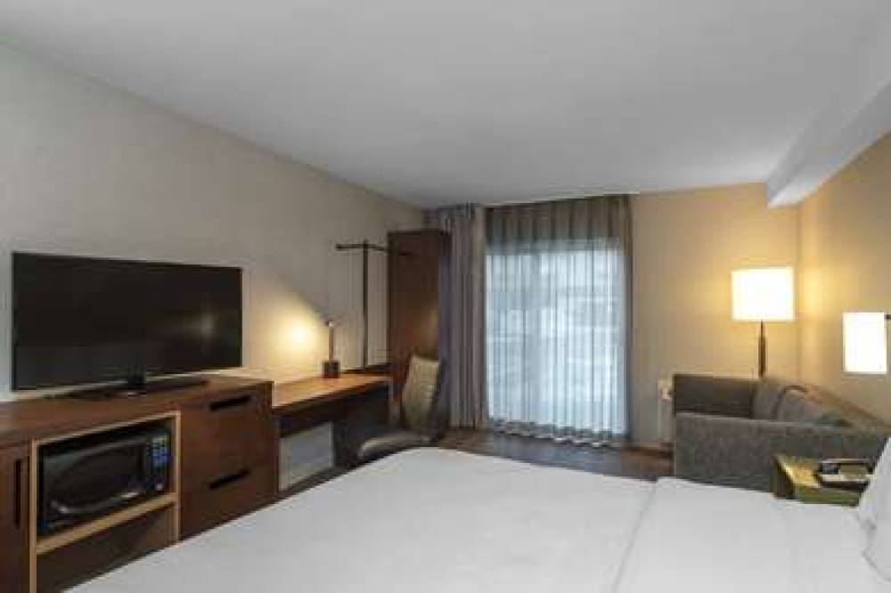 Comfort Inn Hwy. 401 6