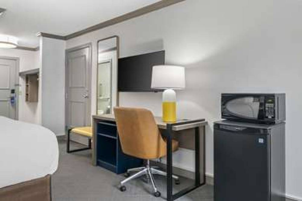 Comfort Inn Plainwell 10