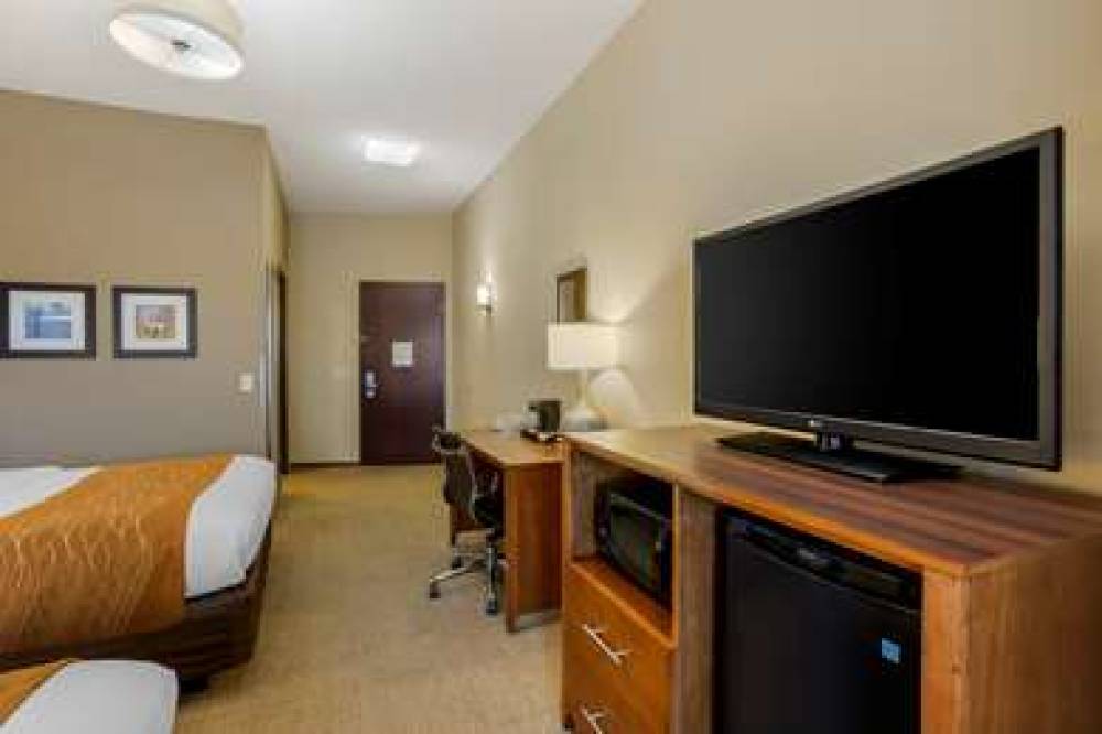 Comfort Inn & Suites 7