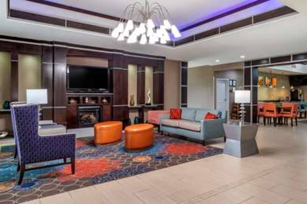 COMFORT INN & SUITES 4