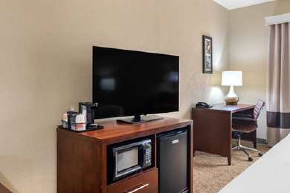 Comfort Inn & Suites 7