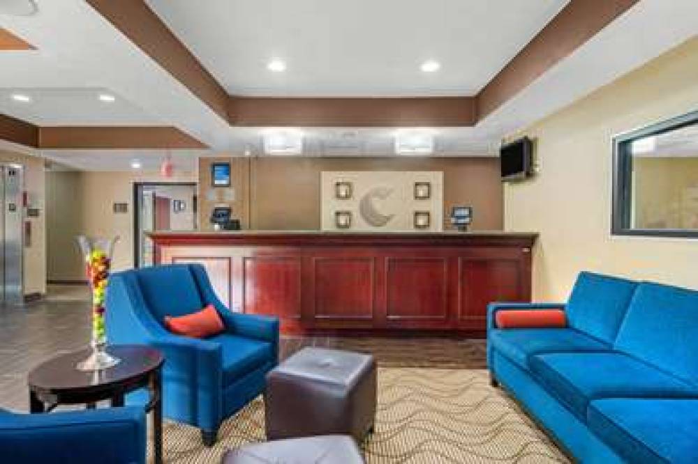 Comfort Inn & Suites 4