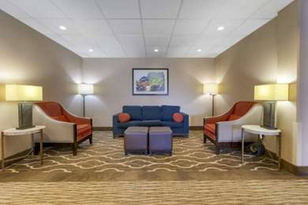 Comfort Inn & Suites 4