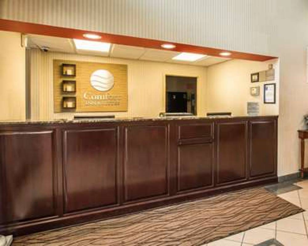 COMFORT INN & SUITES 4