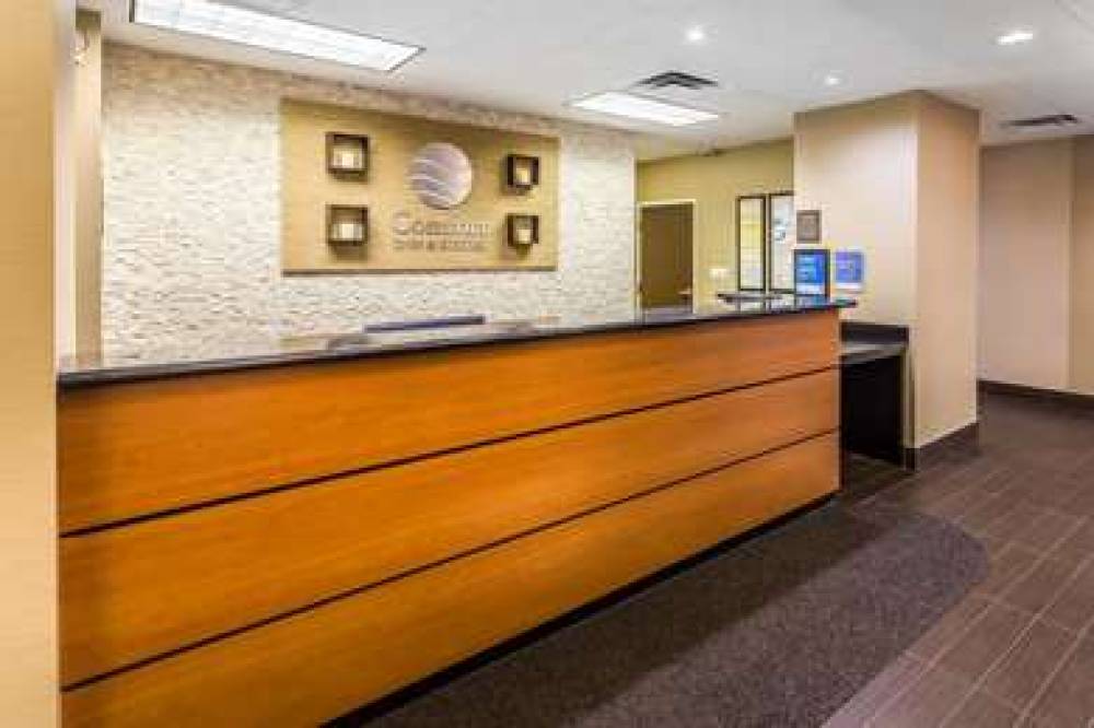 Comfort Inn & Suites 4