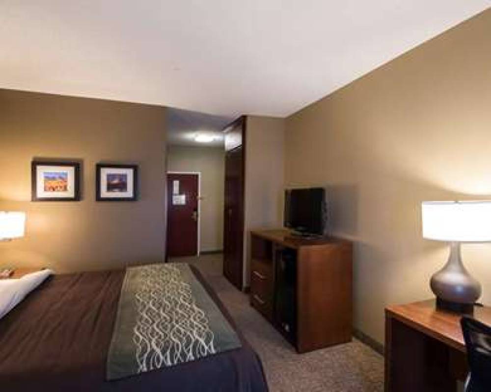 Comfort Inn & Suites 10