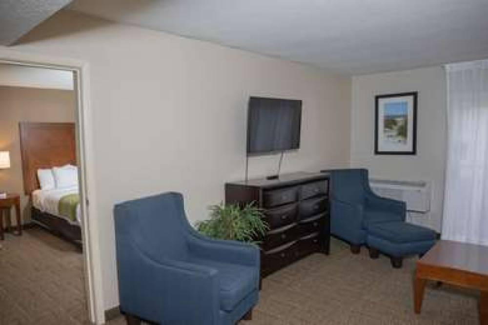 Comfort Inn & Suites 6