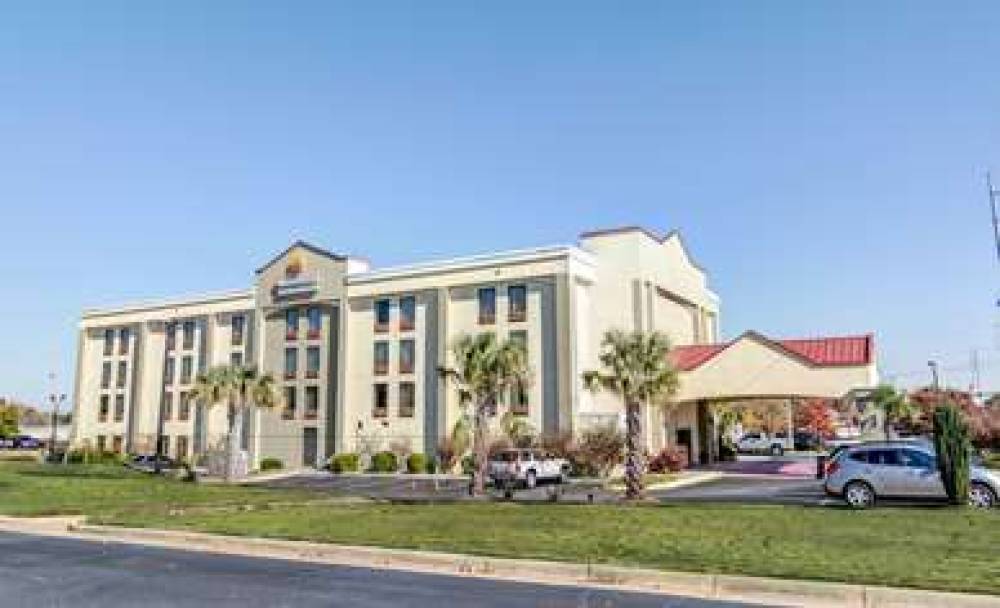 Comfort Inn & Suites 4