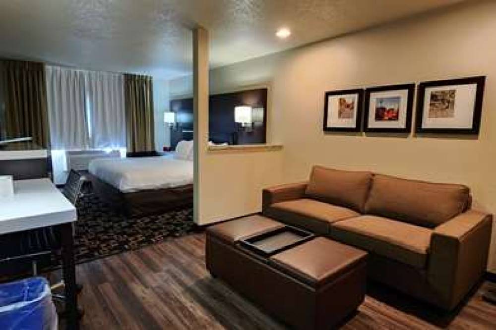 COMFORT INN & SUITES 1