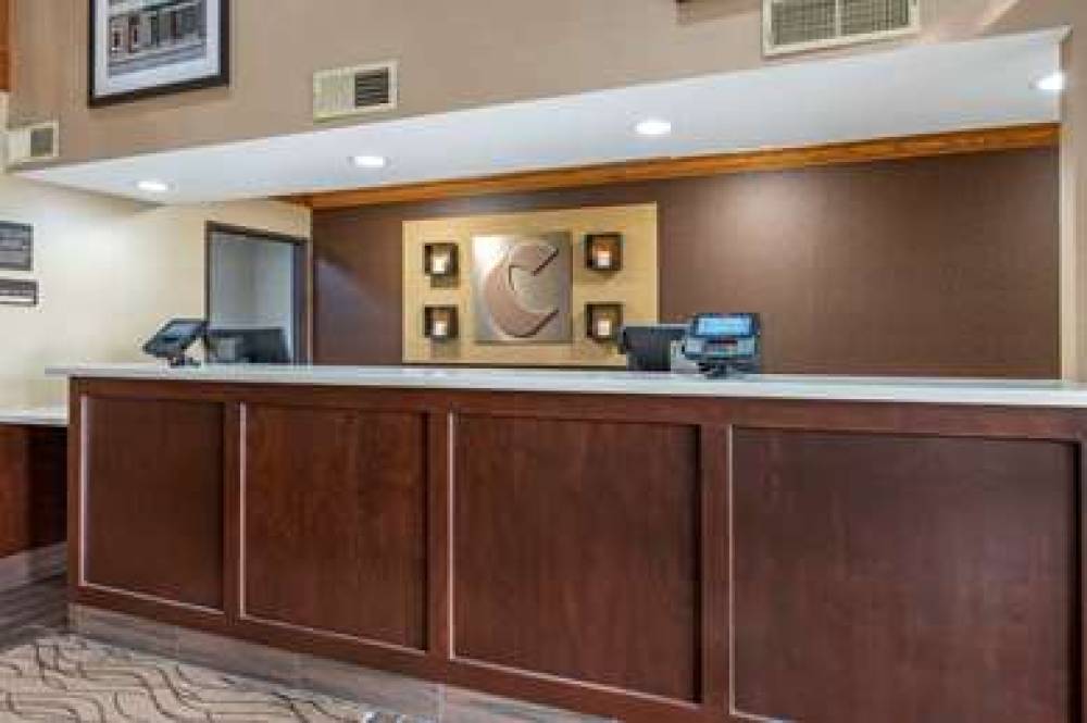 COMFORT INN & SUITES 8