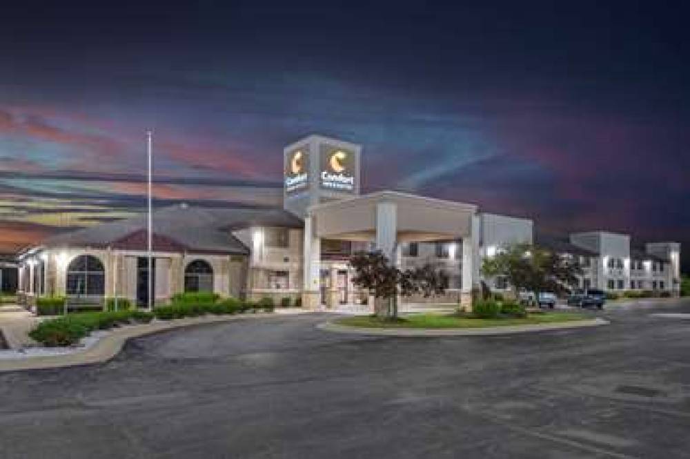 COMFORT INN & SUITES 6