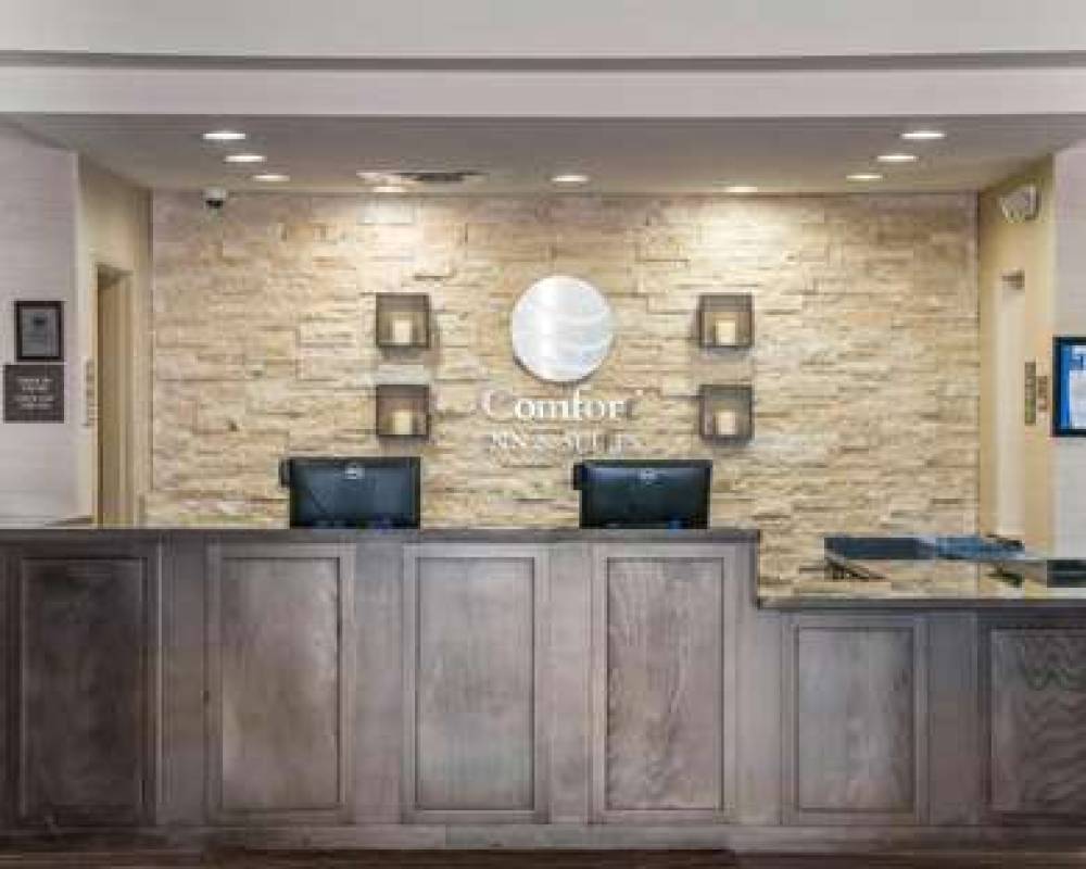 COMFORT INN & SUITES 4